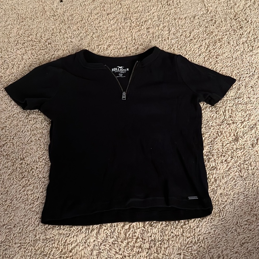 hollister baby tee, lightly worn, super comfy